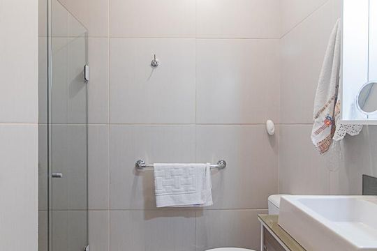 Banheiro Social de casa de condomínio à venda com 3 quartos, 126m² em Vila Nova, Porto Alegre