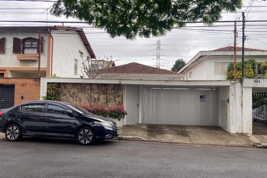 Fachada de casa para alugar com 3 quartos, 553m² em Itaim Bibi, São Paulo