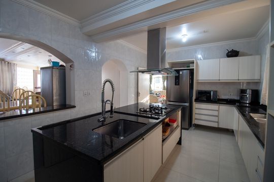 Cozinha de casa à venda com 4 quartos, 400m² em Vila Indiana, São Paulo