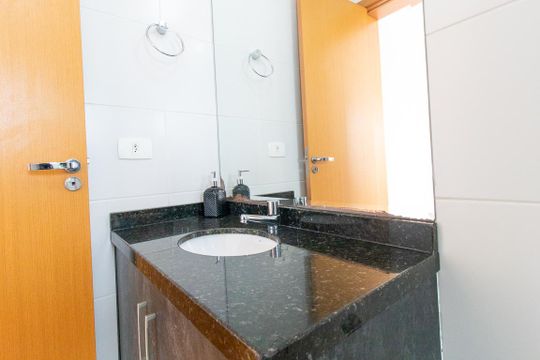 Banheiro de apartamento para alugar com 1 quarto, 28m² em Rebouças, Curitiba