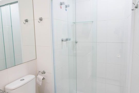 Banheiro de kitnet/studio à venda com 1 quarto, 33m² em Santo Amaro, São Paulo