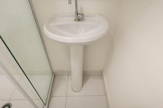 Banheiro de apartamento para alugar com 1 quarto, 26m² em República, São Paulo