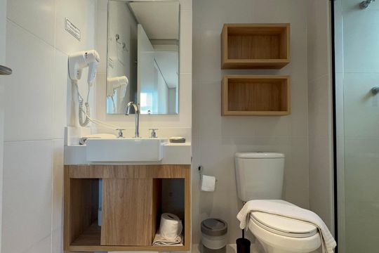 Banheiro da Suíte de apartamento para alugar com 1 quarto, 32m² em Pinheiros, São Paulo