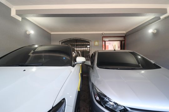Garagem de casa à venda com 3 quartos, 180m² em Parque Gerassi, Santo André