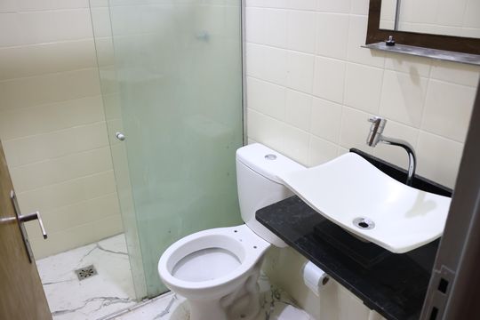 Banheiro de apartamento à venda com 3 quartos, 55m² em Jardim Montanhês, Belo Horizonte