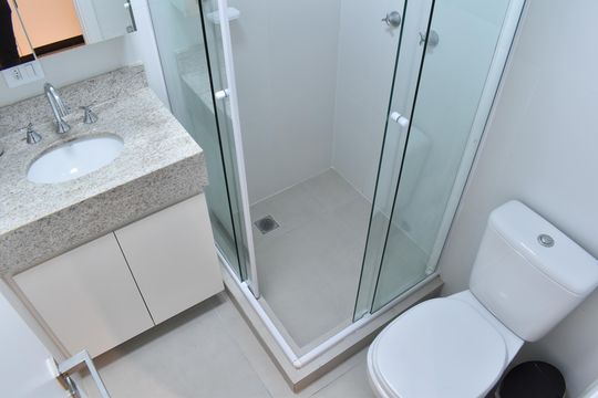 Banheiro de kitnet/studio para alugar com 1 quarto, 25m² em Batel, Curitiba