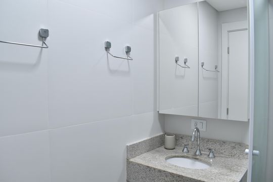 Banheiro de kitnet/studio para alugar com 1 quarto, 25m² em Batel, Curitiba