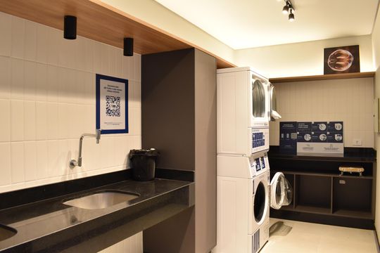 Área comum - Lavanderia de kitnet/studio para alugar com 1 quarto, 25m² em Batel, Curitiba
