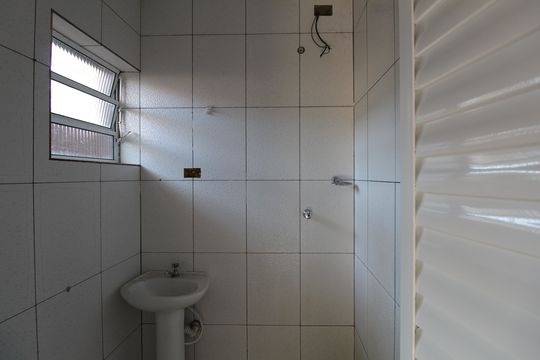Banheiro de casa para alugar com 2 quartos, 60m² em Jardim Santa Adelia, São Paulo