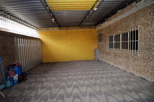 Garagem de casa à venda com 2 quartos, 400m² em Irajá, Rio de Janeiro