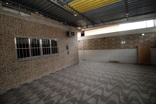 Garagem de casa à venda com 2 quartos, 400m² em Irajá, Rio de Janeiro