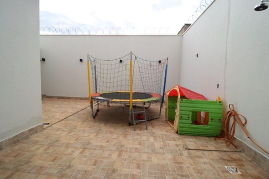 Quintal de casa para alugar com 4 quartos, 170m² em Novo Mundo, Uberlândia