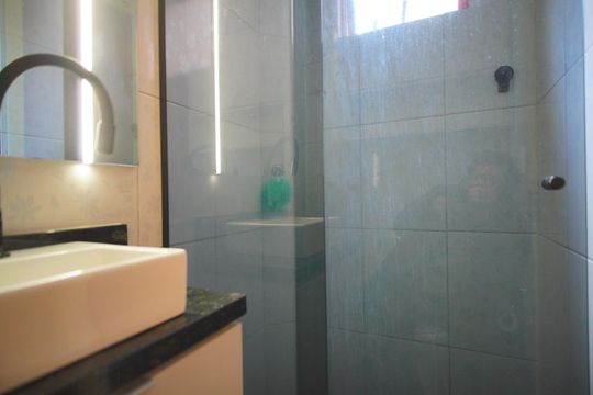 Banheiro  de apartamento à venda com 2 quartos, 44m² em Rubem Berta, Porto Alegre