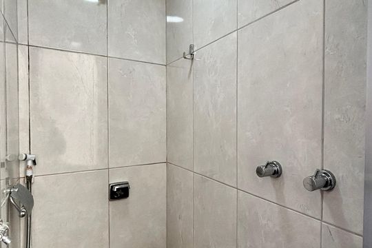 Banheiro de Serviço de apartamento para alugar com 3 quartos, 135m² em Ipanema, Rio de Janeiro