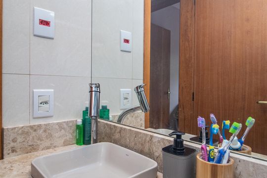 Banheiro de apartamento à venda com 2 quartos, 72m² em Partenon, Porto Alegre