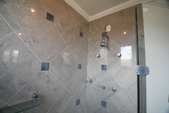 Banheiro da Suíte 4 de casa de condomínio para alugar com 4 quartos, 604m² em Loteamento Alphaville Campinas, Campinas