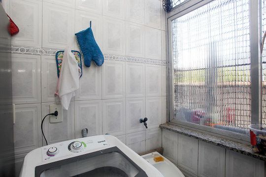 Cozinha + Área de Serviço de apartamento para alugar com 2 quartos, 55m² em Santa Cecília, Porto Alegre