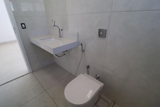 Banheiro da Suíte 3 de casa de condomínio para alugar com 3 quartos, 182m² em Granja Marileusa, Uberlândia