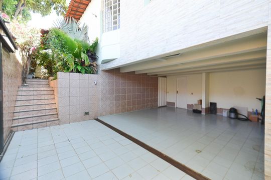Garagem de casa à venda com 4 quartos, 360m² em Esplanada, Belo Horizonte