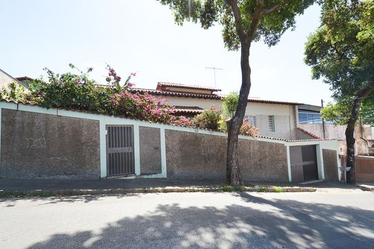 Fachada de casa à venda com 4 quartos, 360m² em Esplanada, Belo Horizonte