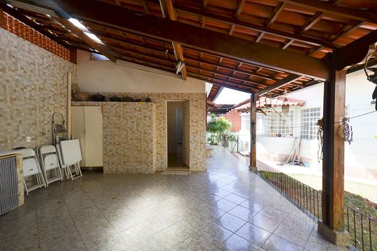Área Externa de casa à venda com 4 quartos, 360m² em Esplanada, Belo Horizonte