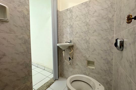 Banheiro de kitnet/studio para alugar com 1 quarto, 27m² em Centro, Rio de Janeiro