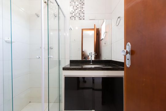 Banheiro da Suíte 3 de casa de condomínio para alugar com 3 quartos, 111m² em Cidade Antônio Estevão de Carvalho, São Paulo