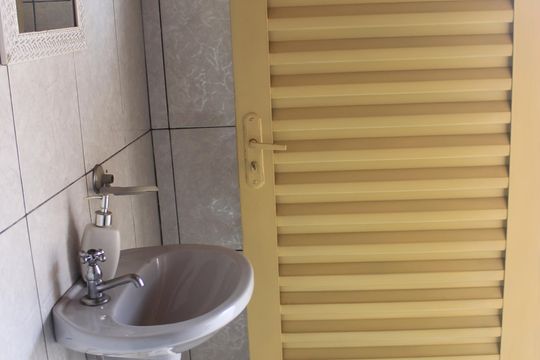 Banheiro de Serviço de casa à venda com 3 quartos, 220m² em Jardim Scyntila, Guarulhos