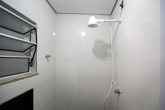 Banheiro de kitnet/studio para alugar com 1 quarto, 22m² em Jardim Paulistano (zona Norte), São Paulo