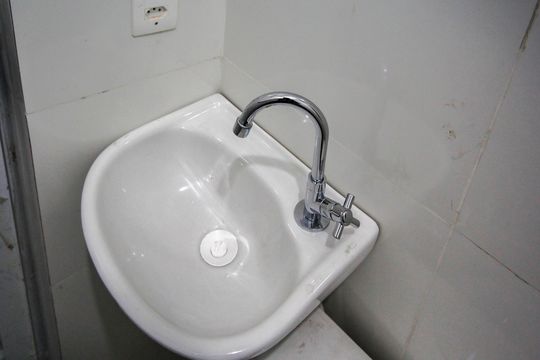Banheiro de kitnet/studio para alugar com 1 quarto, 22m² em Jardim Paulistano (zona Norte), São Paulo