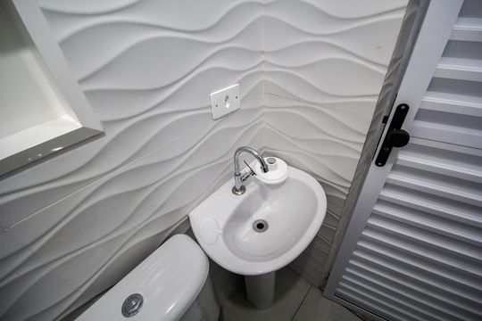 Banheiro de kitnet/studio para alugar com 1 quarto, 44m² em Jardim Paulistano (zona Norte), São Paulo