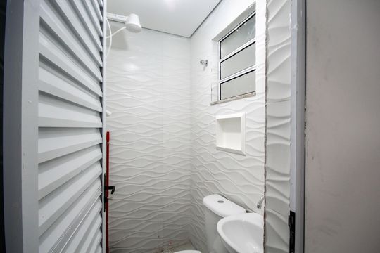 Banheiro de kitnet/studio para alugar com 1 quarto, 44m² em Jardim Paulistano (zona Norte), São Paulo