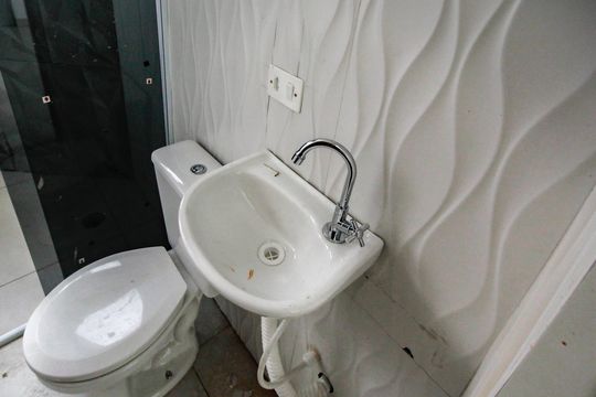 Banheiro de kitnet/studio para alugar com 1 quarto, 55m² em Jardim Paulistano (zona Norte), São Paulo