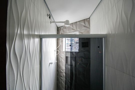 Banheiro de kitnet/studio para alugar com 1 quarto, 55m² em Jardim Paulistano (zona Norte), São Paulo