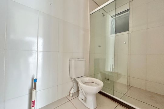 Banheiro de apartamento à venda com 2 quartos, 47m² em Santo Afonso, Novo Hamburgo