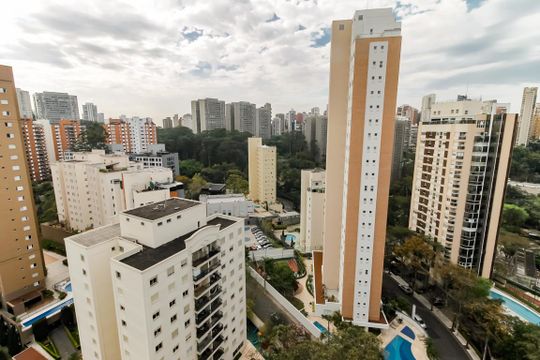 Vista  de apartamento para alugar com 4 quartos, 219m² em Vila Suzana, São Paulo
