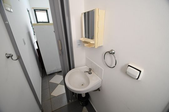Banheiro de kitnet/studio para alugar com 1 quarto, 17m² em Cidade Universitária, Campinas