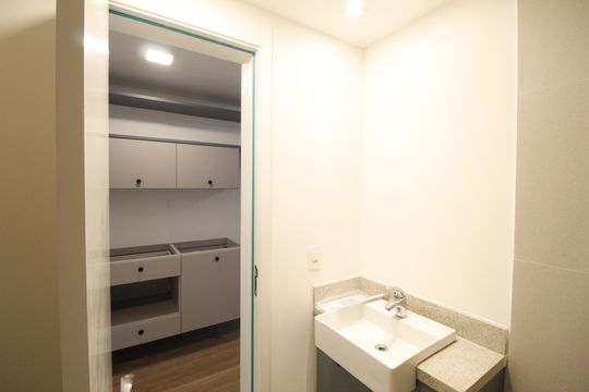 Banheiro de kitnet/studio à venda com 1 quarto, 30m² em Boa Vista, Porto Alegre