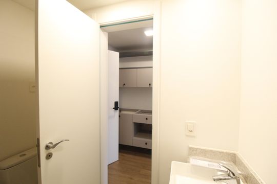 Banheiro de kitnet/studio à venda com 1 quarto, 30m² em Boa Vista, Porto Alegre