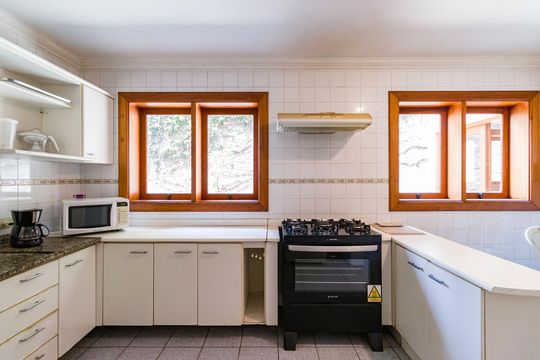 Cozinha de casa para alugar com 4 quartos, 611m² em Real Parque, São Paulo
