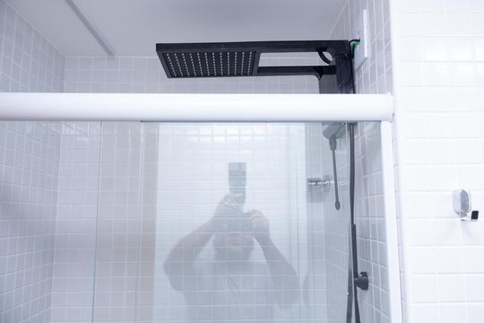 Banheiro de kitnet/studio para alugar com 1 quarto, 21m² em Jardim Armação, Salvador