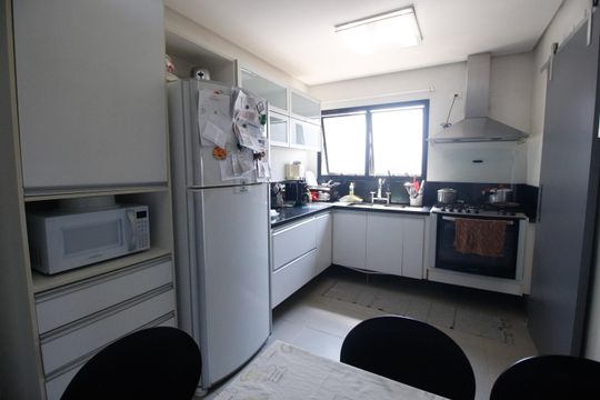 Cozinha de apartamento à venda com 4 quartos, 158m² em Vila Suzana, São Paulo