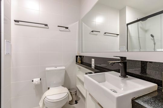 Banheiro de apartamento à venda com 1 quarto, 26m² em Campo Belo, São Paulo