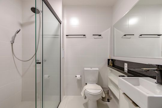 Banheiro de apartamento à venda com 1 quarto, 26m² em Campo Belo, São Paulo
