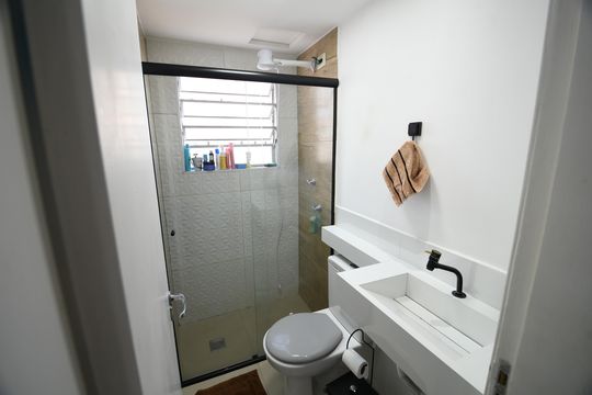 Banheiro de apartamento à venda com 2 quartos, 47m² em Jardim Nova Europa, Campinas