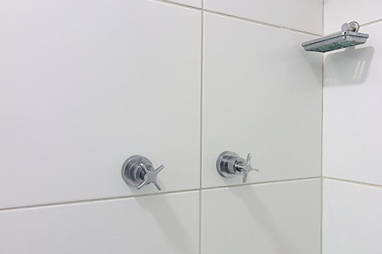 Banheiro - Registros  de apartamento à venda com 2 quartos, 50m² em Humaitá, Porto Alegre