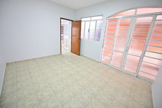 Casa para alugar com 5 quartos, 300m² em Setor Coimbra, Goiânia