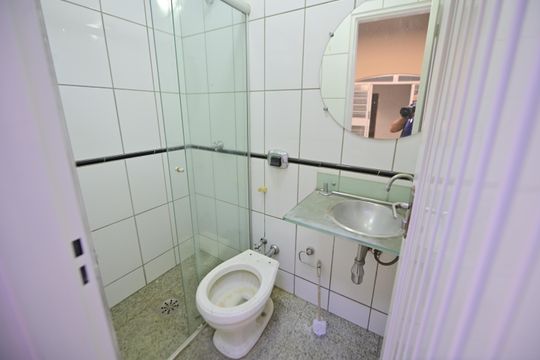 Banheiro de Serviço de casa para alugar com 5 quartos, 300m² em Setor Coimbra, Goiânia