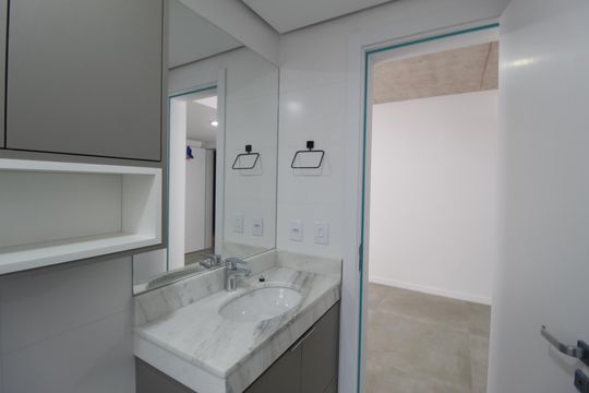 Banheiro de apartamento para alugar com 1 quarto, 65m² em Petrópolis, Porto Alegre