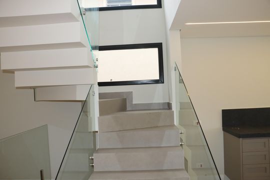Escada de casa de condomínio para alugar com 4 quartos, 484m² em São Paulo Ii, Cotia